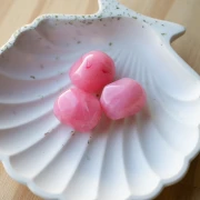 Cuenta barroca irregular de resina translúcida 22x17 mm - Rosa oscuro jaspeado x1