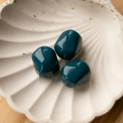 Cuenta irregular de resina opaca barroca 22x17 mm - Azul pavo real x1