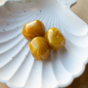 Cuenta barroca irregular de resina translúcida 22x17 mm - Amarillo miel jaspeado x1