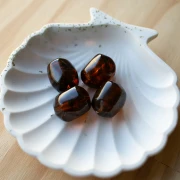 Cuenta barroca irregular de resina translúcida 22x17 mm - Ámbar jaspeado x1