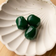 Perla barroca irregular en resina opaca 22x17 mm - Verde esmeralda x1