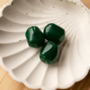 Perla barroca irregular en resina opaca 22x17 mm - Verde esmeralda x1