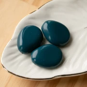 Cuenta plana irregular 25x20 mm en resina opaca - Azul pavo real x1