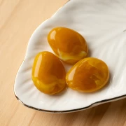 Cuenta plana irregular de resina translúcida 25x20 mm - Amarillo miel jaspeado x1