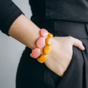 Cuenta plana irregular de resina translúcida 25x20 mm - Amarillo miel jaspeado x1