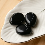 Cuenta de resina opaca irregular plana 25x20 mm - Negra x1