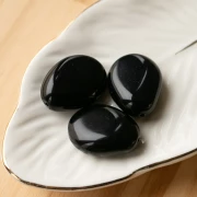 Cuenta de resina opaca irregular plana 25x20 mm - Negra x1