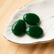 Cuenta plana irregular 25x20 mm en resina opaca - Verde esmeralda x1