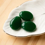Cuenta plana irregular 25x20 mm en resina opaca - Verde esmeralda x1