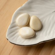 Cuenta plana irregular de resina translúcida 22x17 mm - Crema jaspeado x1