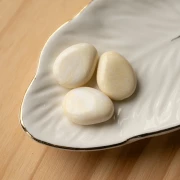 Cuenta plana irregular de resina translúcida 22x17 mm - Crema jaspeado x1