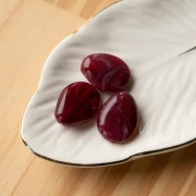 Cuenta plana irregular de resina translúcida 22x17 mm - Granate jaspeado x1