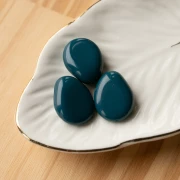 Cuenta plana irregular de resina opaca azul pavo real de 22x17 mm x1