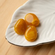 Cuenta plana irregular de resina translúcida 22x17 mm - Amarillo miel jaspeado x1