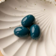 Cuenta con forma de oliva 21x15 mm en resina opaca - Azul pavo real x1