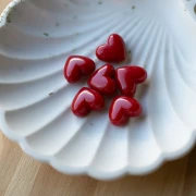 Cuentas corazón de resina opaca 13x15 mm - agujero horizontal - Rojo oscuro x6