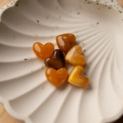 Cuentas corazón 13x15 mm resina translúcida - agujero horizontal - Albaricoque jaspeado x6