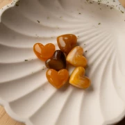 Cuentas corazón 13x15 mm resina translúcida - agujero horizontal - Albaricoque jaspeado x6