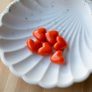 Cuentas corazón de resina opaca 13x15 mm - agujero horizontal - Naranja x6