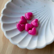 Cuentas corazón de resina opaca 13x15 mm - agujero horizontal - rosa fucsia x6