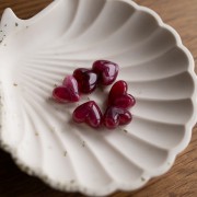 Cuentas corazón 13x15 mm resina translúcida - agujero horizontal - Granate jaspeado x6