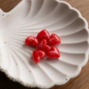 Cuentas corazón de resina opaca 13x15 mm - agujero horizontal - granadina jaspeada x6