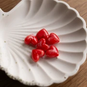 Cuentas corazón de resina opaca 13x15 mm - agujero horizontal - granadina jaspeada x6