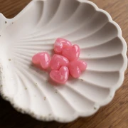 Cuentas corazón 13x15 mm resina translúcida - agujero horizontal - Rosa oscuro jaspeado x6