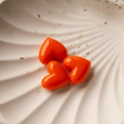 Cuenta corazón resina opaca 15,5x18 mm - agujero horizontal - Naranja x1