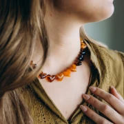 Cuenta corazón resina translúcida 15,5x18 mm - agujero horizontal - Granate jaspeado x1