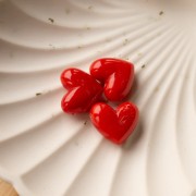 Cuenta corazón 15,5x18 mm resina opaca - agujero horizontal - granadina jaspeada x1