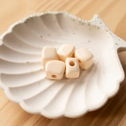 Cuenta cubo irregular 15x13 mm en resina opaca - Marfil x1