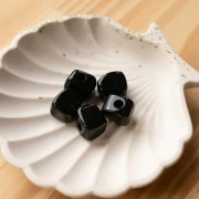 Cuenta cubo irregular 15x13 mm en resina opaca - Negro x1