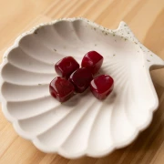 Cuenta cubo irregular 15x13 mm en resina translúcida - Burdeos jaspeado x1