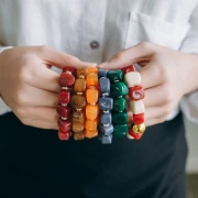 Cuenta cubo irregular 15x13 mm en resina translúcida - Burdeos jaspeado x1