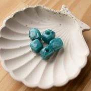 Cuenta cubo irregular 15x13 mm en resina opaca - Mármol Azul x1