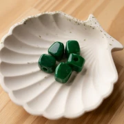 Cuenta cubo irregular 15x13 mm en resina opaca - Abeto verde jaspeado x1