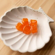 Cuenta cubo irregular 15x13 mm en resina transparente - Naranja x1