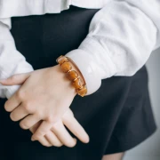 Cuenta cubo irregular 15x13 mm en resina opaca - Cal jaspeada mate x1