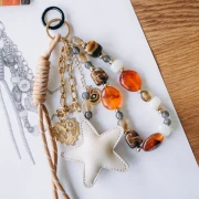 Colgante estrella para joyería bolso - 68 mm - PU - Beige x1