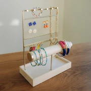 Joyero - Expositor de joyas de 27,5x21 cm en metal Dorado y ante beige x1