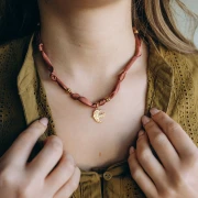 Collar anudado de tela con cuentas de acero inoxidable 304 bañadas en oro - Ciruela x47cm