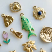 Colgante pez 28x11 mm con resina epoxi - Acero inoxidable 304 Dorado - Verde x1