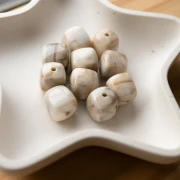 Cuentas cubo irregulares 16x17 mm - Acrílico opaco - Beige jaspeado - marrón x10