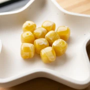 Cuentas cubo irregulares 16x17 mm - Acrílico translúcido - Mármol mostaza x10