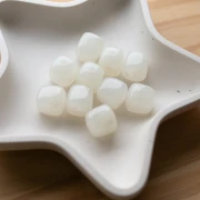 Cuentas cubo irregulares 16x17 mm - Acrílico translúcido - Blanco jaspeado x10