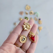 Ex-voto colgante corazón 28x16 mm resina epoxi acero inoxidable 304 Dorado - Rojo x1