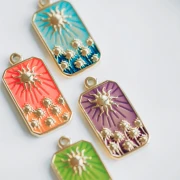 Colgante rectángulo motivo Sol 26x13 mm resina epoxi acero inoxidable 304 Dorado Violeta