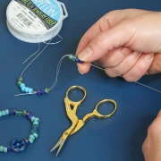 Aguja para enfilar de 17 cm con ojo de gancho x1