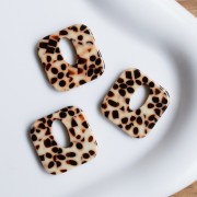 Colgante cuadrado hueco de acetato de 21 mm - Marrón moteado - Crema x1